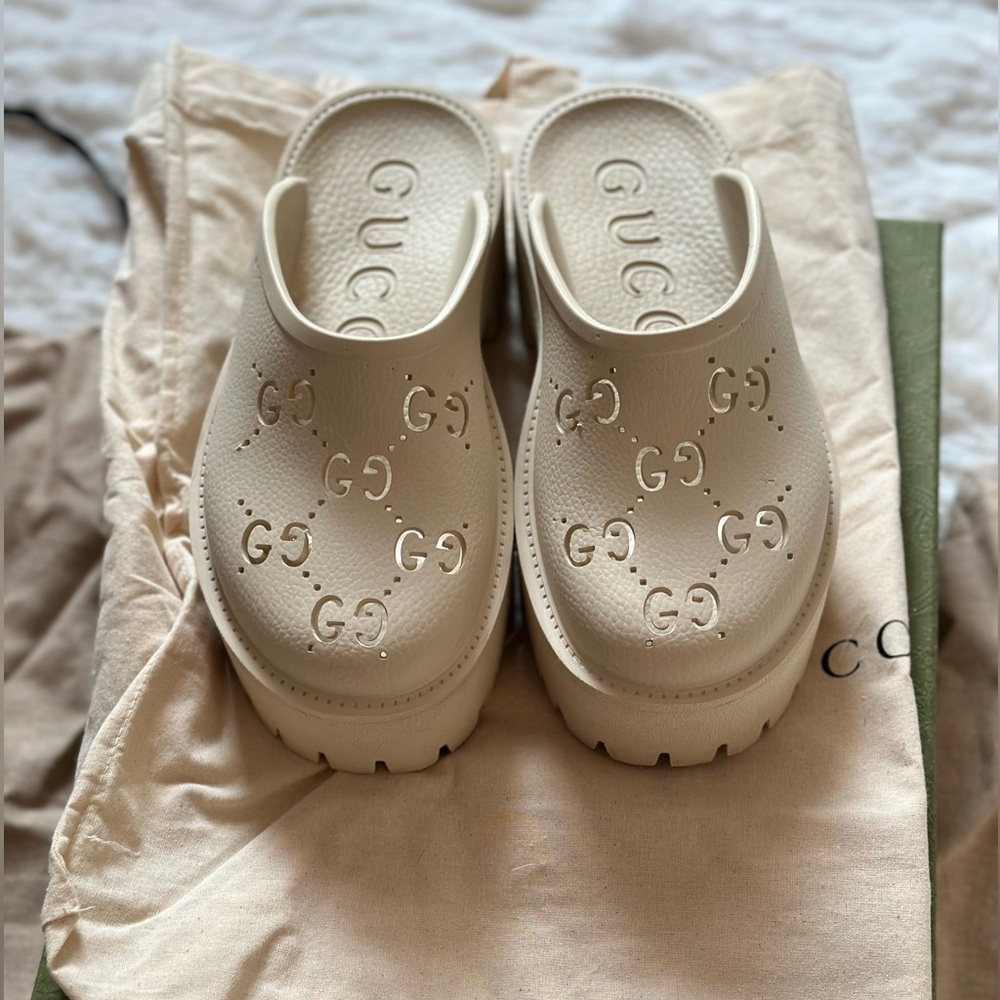 Women’s platform sandal with perforated G (cream)